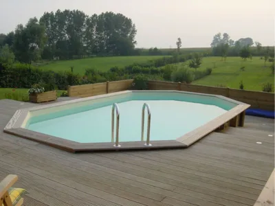 Piscine octogonale en Piscine ossature bois semi enterrée avec terrasse bois - Fabrication Broers-Boisbois hors-sol hauteur 130 cm - GoForPool