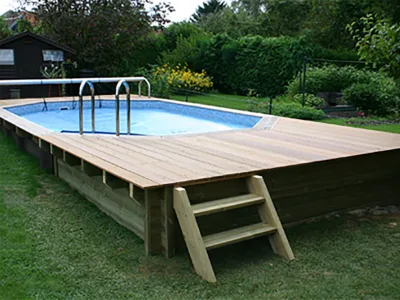 Piscine ossature bois semi enterrée avec terrasse bois - Fabrication Broers-Bois