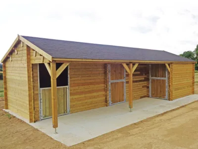 Box en bois pour chevaux + fenils